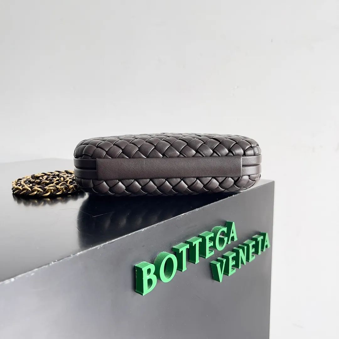 Batch 2260 BOTTEGA VENETA KNOT evening bag chain version for women is now on the market! Delicate and elegant, soft and powerful, this bag is definitely a representative of intellectual women. As an evergreen model of BV, the blessing of the chain is the icing on the cake. The classic weaving once again interprets the unique craftsmanship (the chain can be disassembled separately). Style number: 776662 Size: 19*11.5*5cm